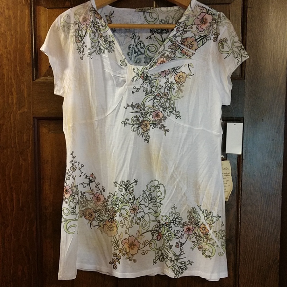 NWT boho floral top shaped.